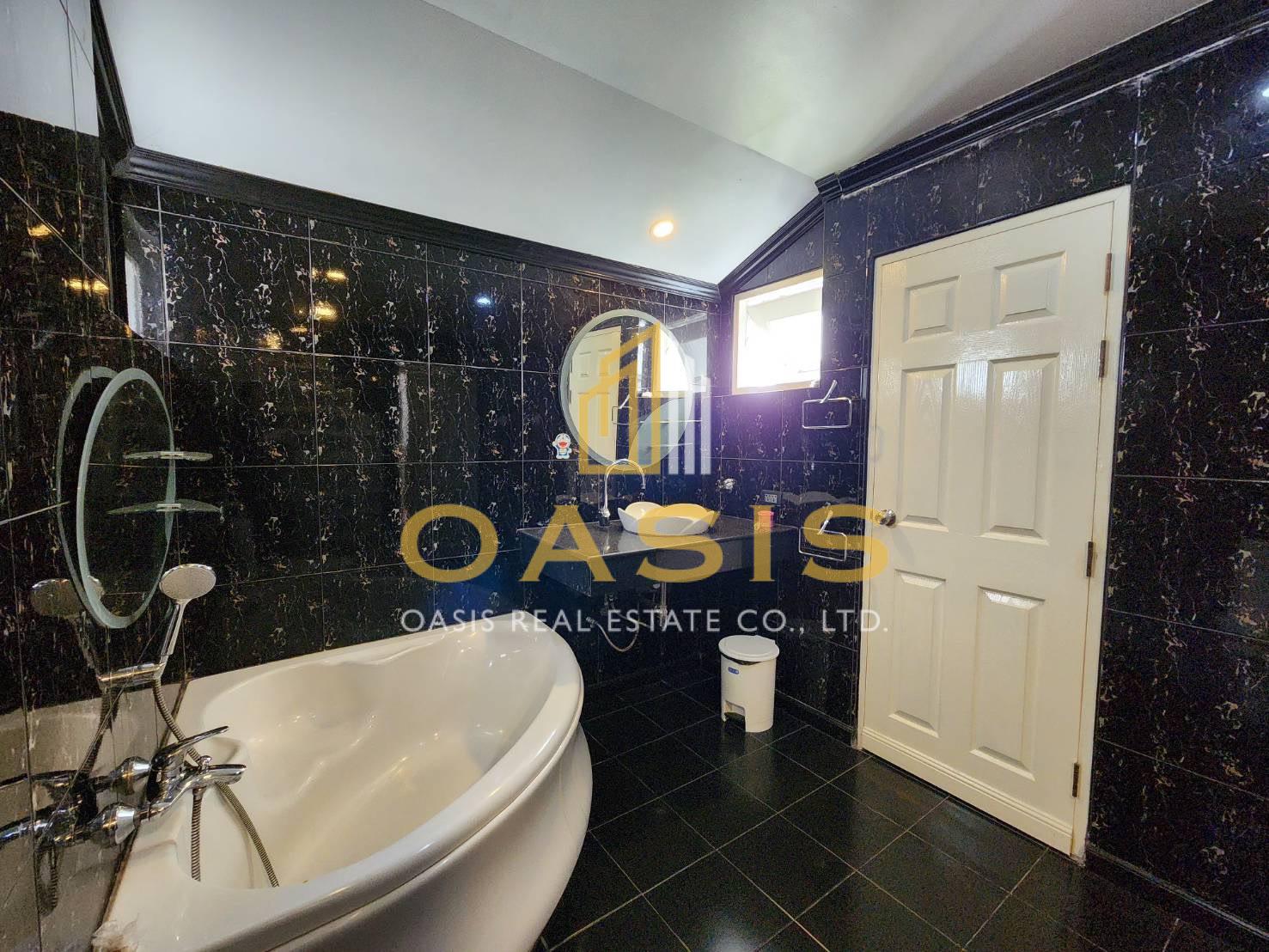 Hot Deal Pool Villa Compound in central Pattaya