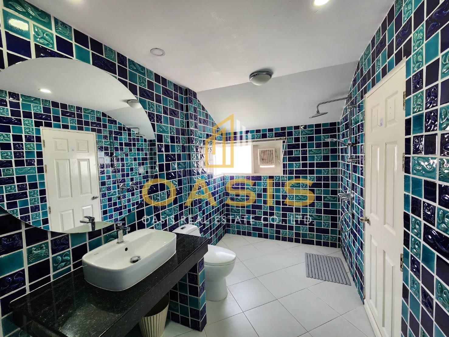 Hot Deal Pool Villa Compound in central Pattaya