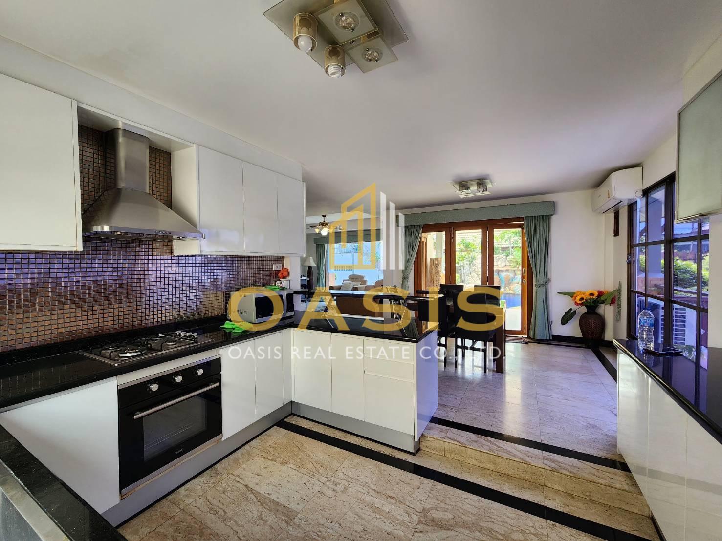 Hot Deal Pool Villa Compound in central Pattaya