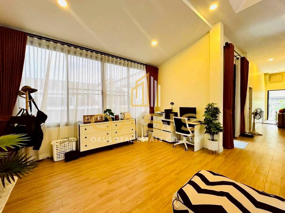 Scandinavian-Style Corner Pool Villa Near Mabprachan Reservoir