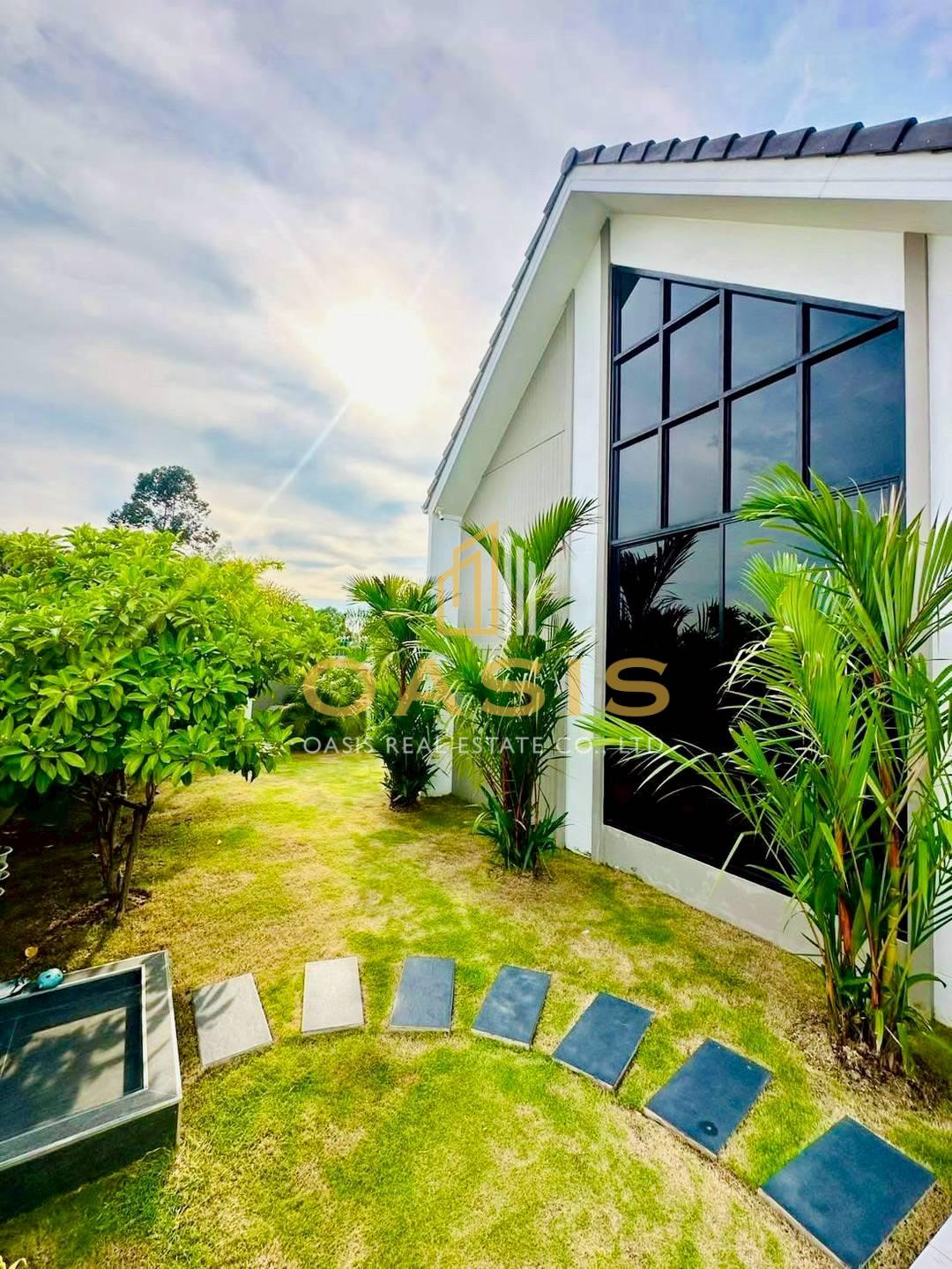 Scandinavian-Style Corner Pool Villa Near Mabprachan Reservoir