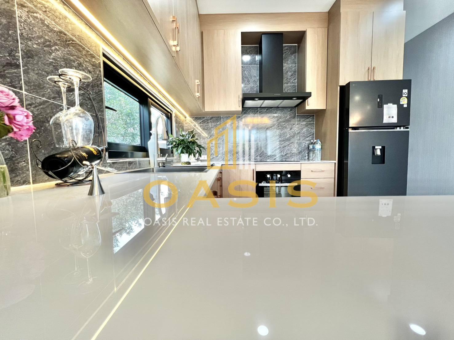 Luxury Modern Pool Villa in Huay Yai For sale