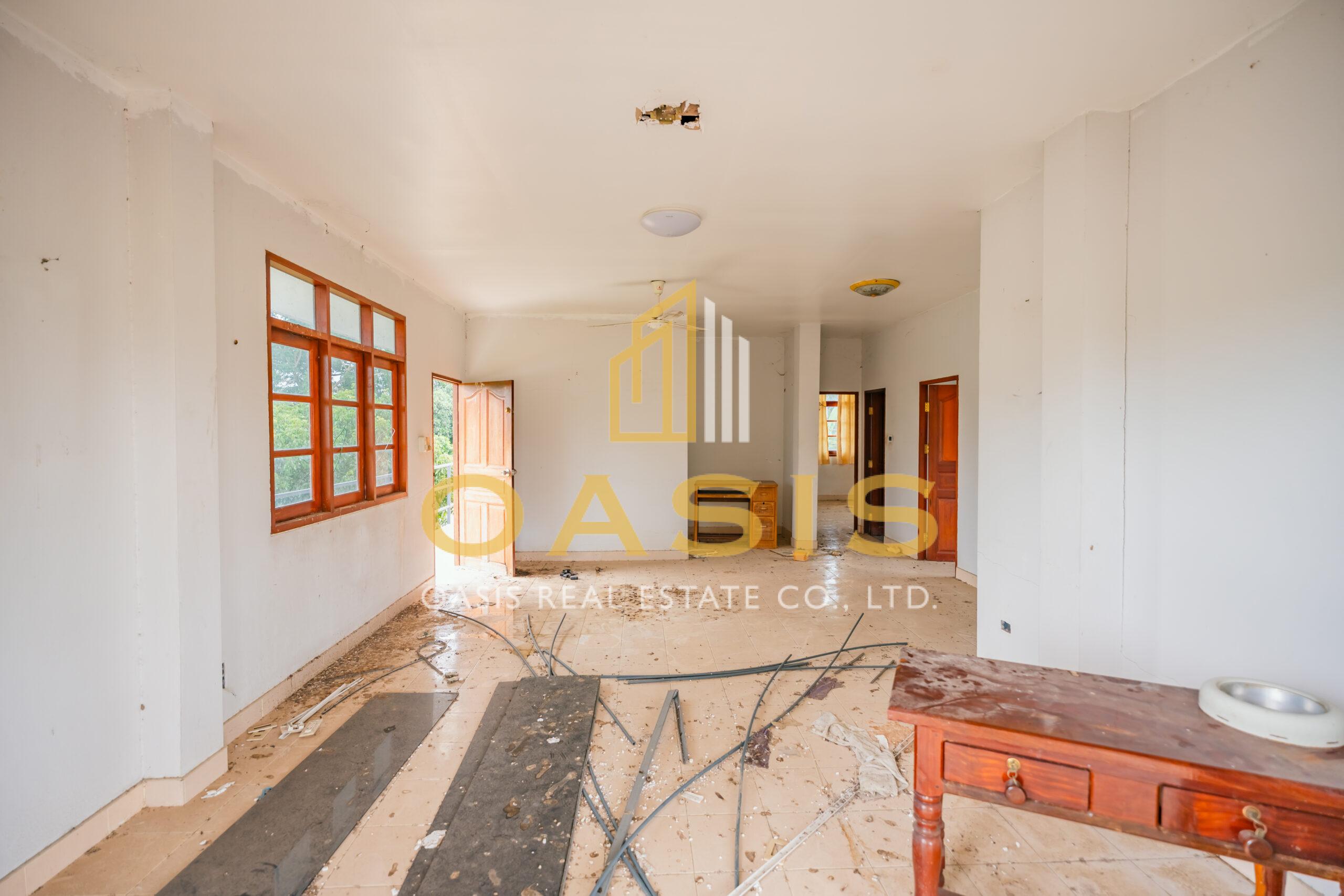 Magnificent Property with Private Pond and Mature Trees For Sale