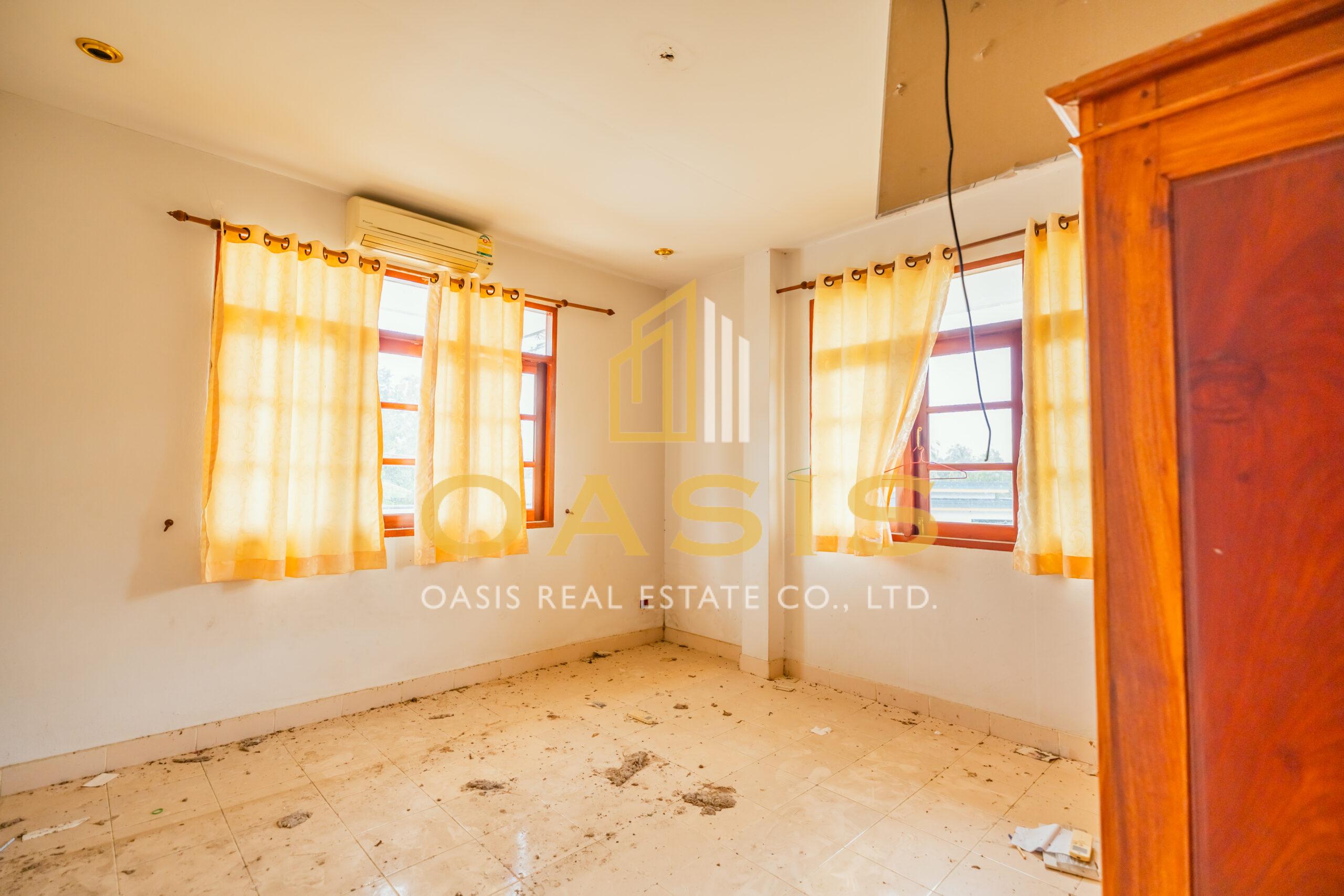 Magnificent Property with Private Pond and Mature Trees For Sale