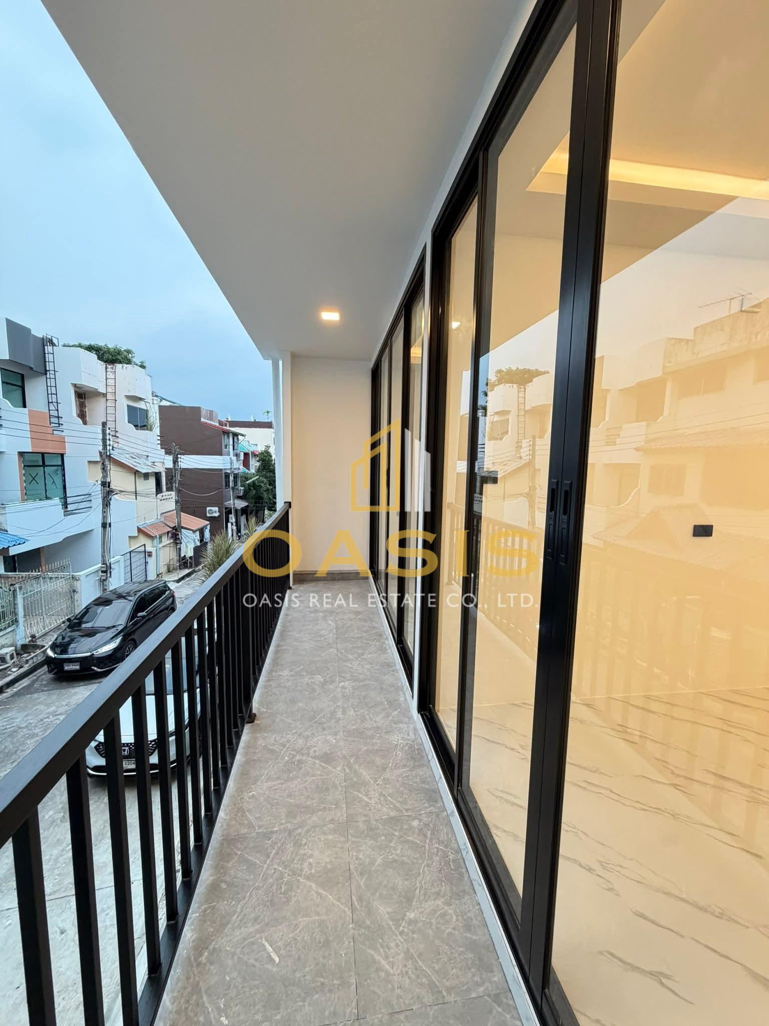 Fully Renovated 3-Storey Townhome For Sale