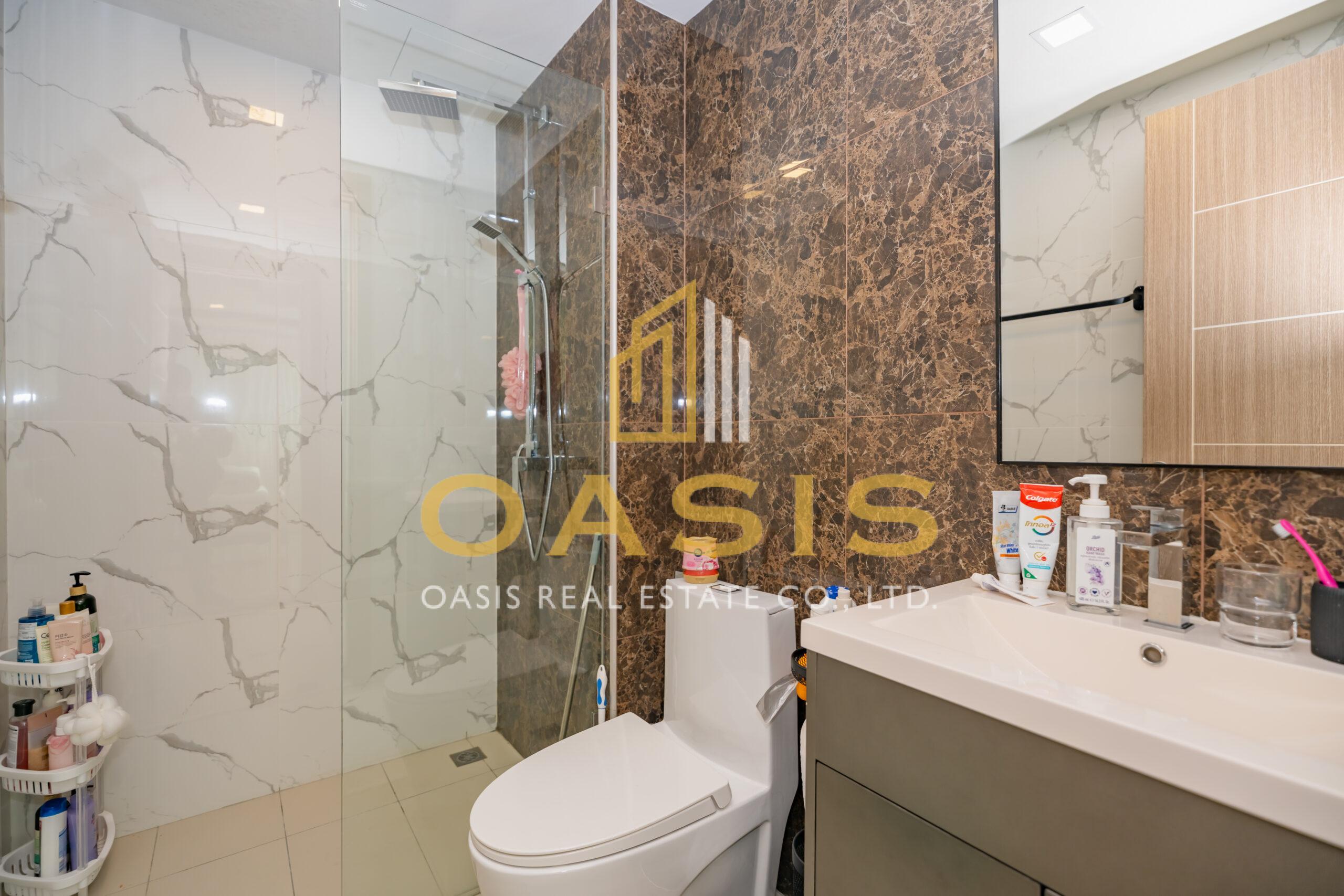 Modern 2-bedrooms condominium with a stunning pool view at Arcadia Beach Continental