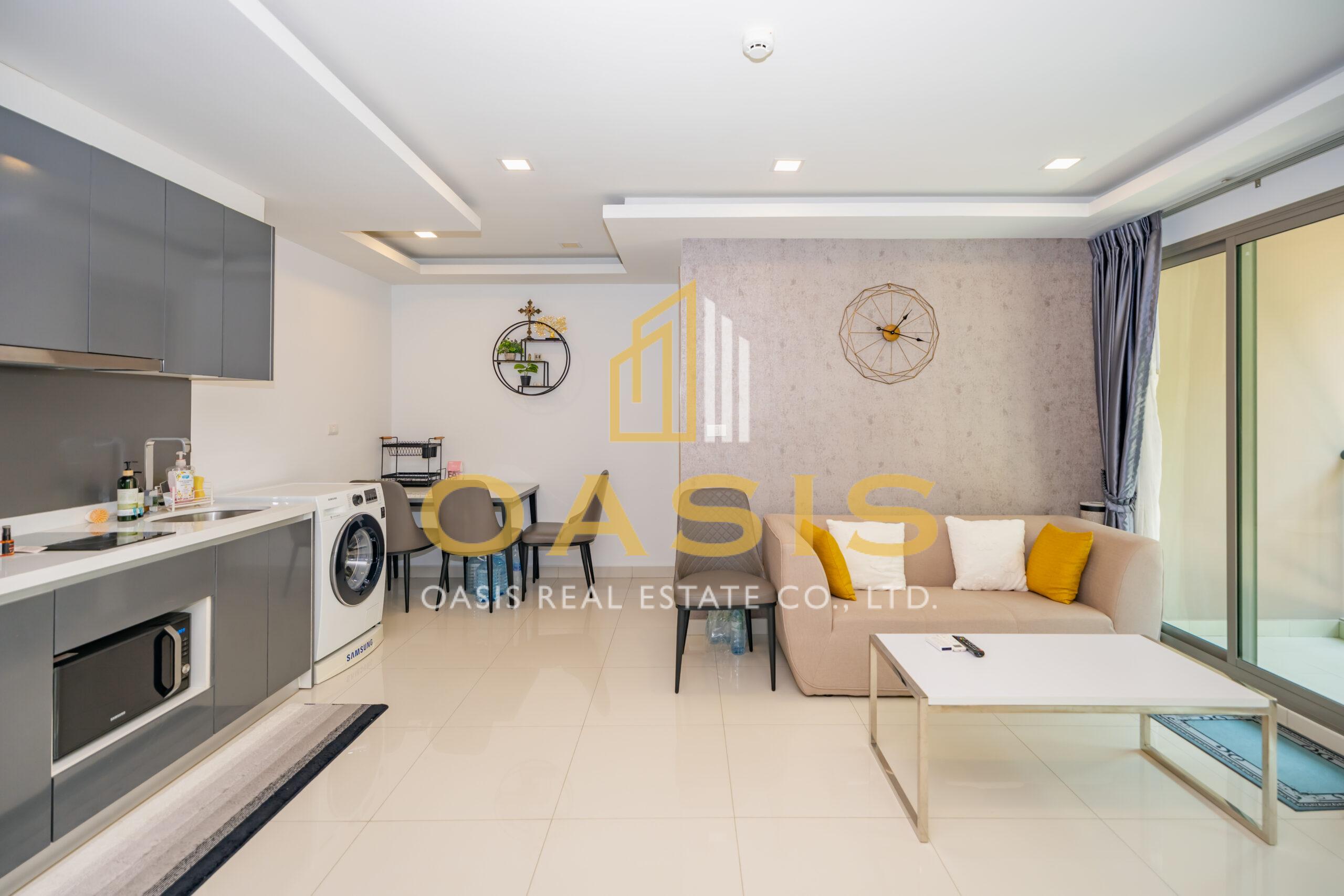 Modern 2-bedrooms condominium with a stunning pool view at Arcadia Beach Continental