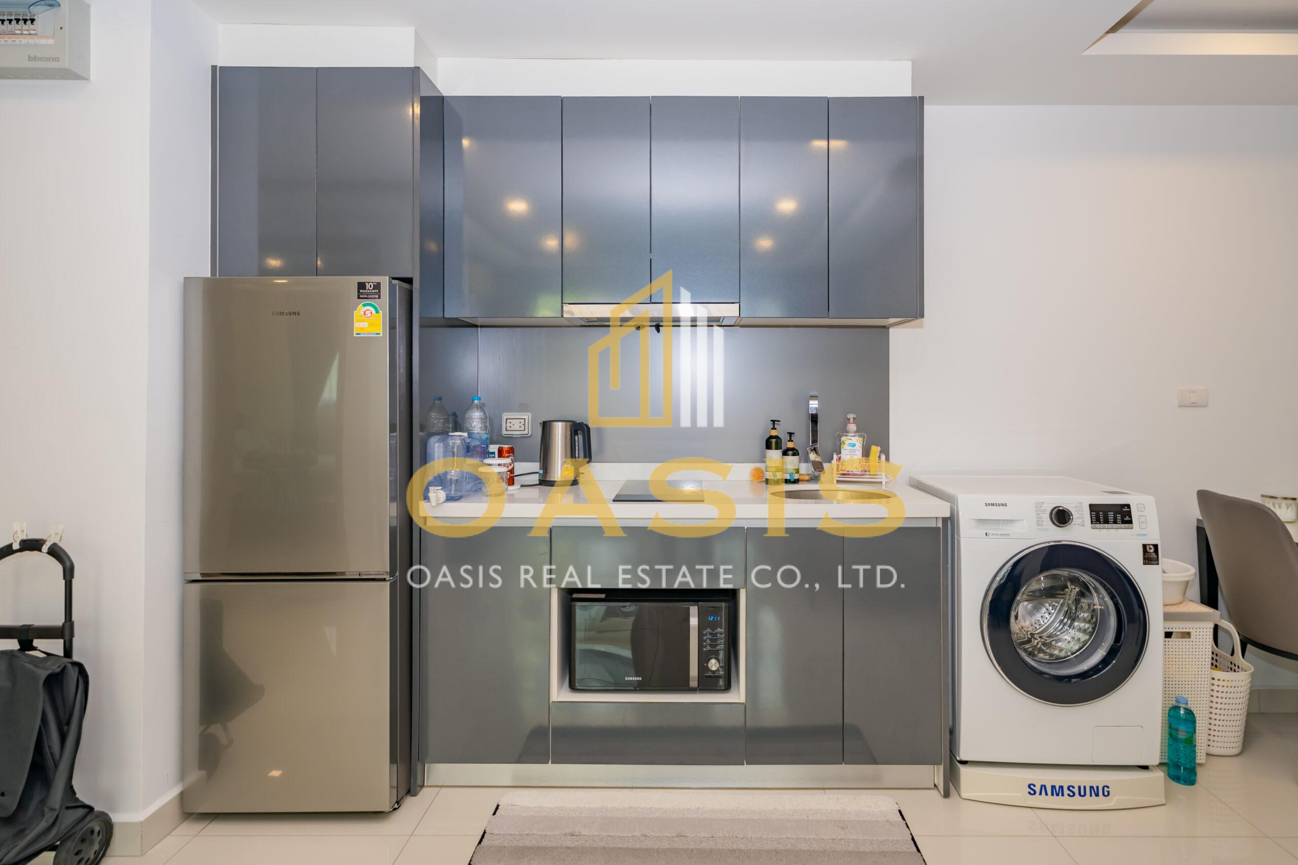 Modern 2-bedrooms condominium with a stunning pool view at Arcadia Beach Continental