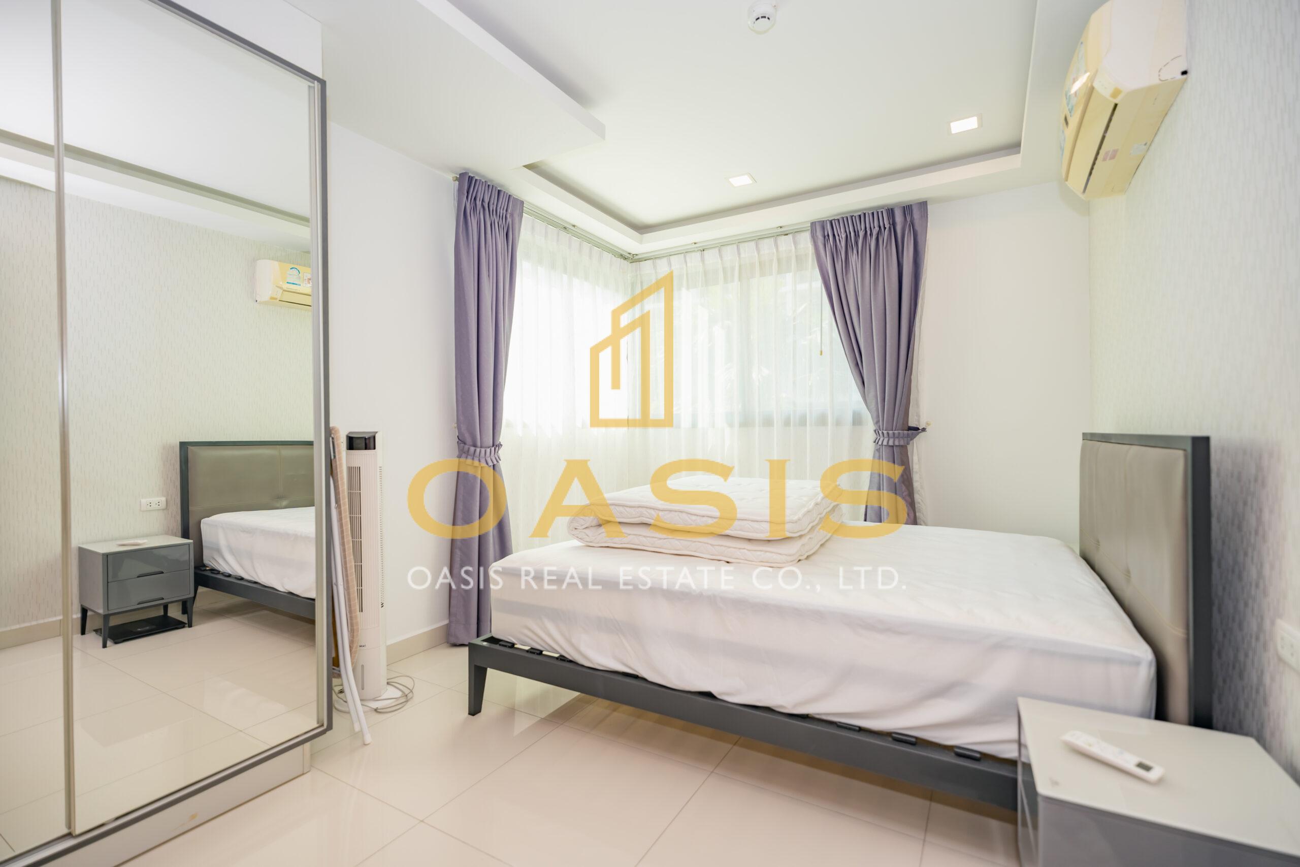 Modern 2-bedrooms condominium with a stunning pool view at Arcadia Beach Continental