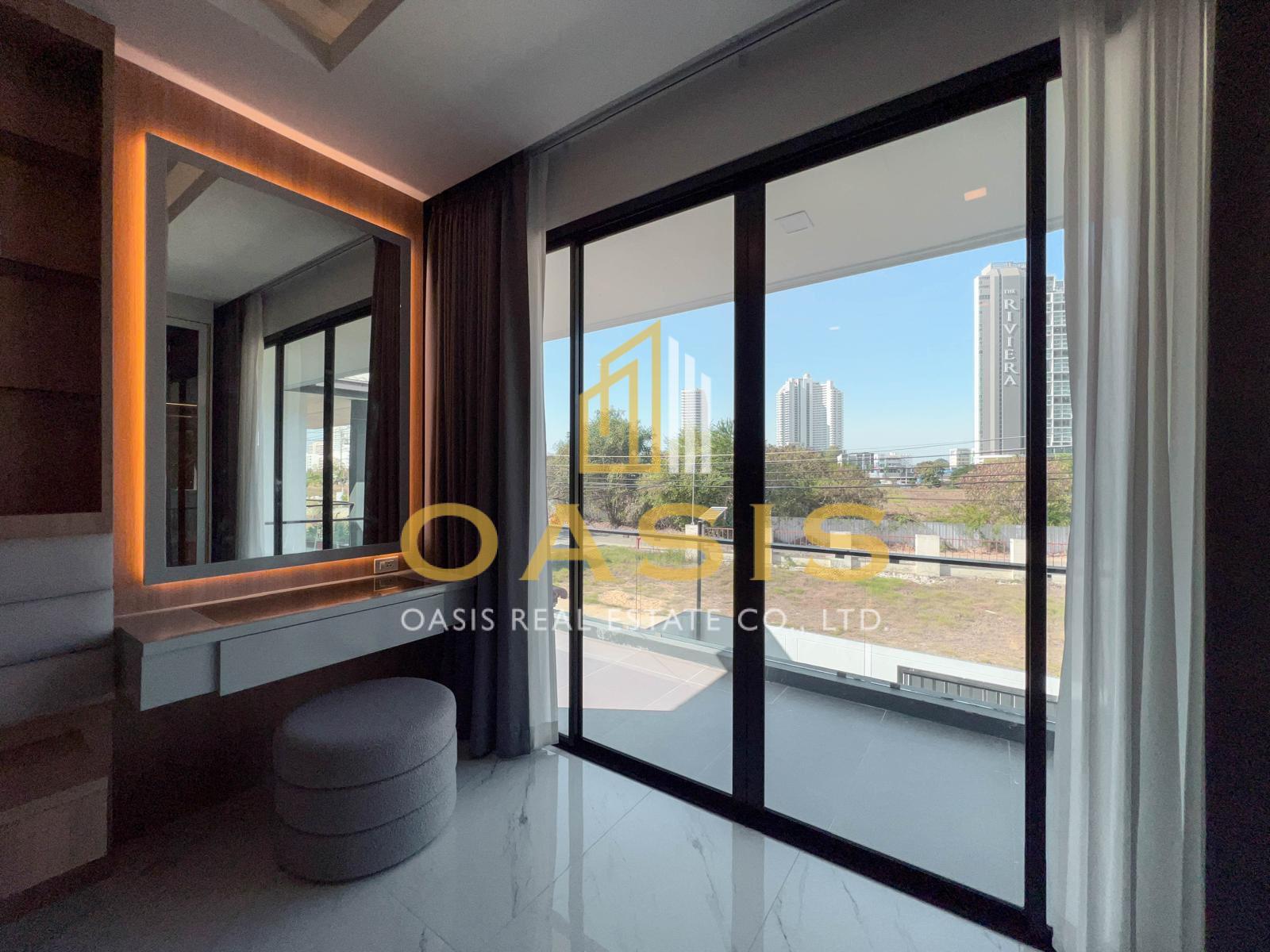 Luxury Pool Villa Near Jomtien Beach For Sale and Rent