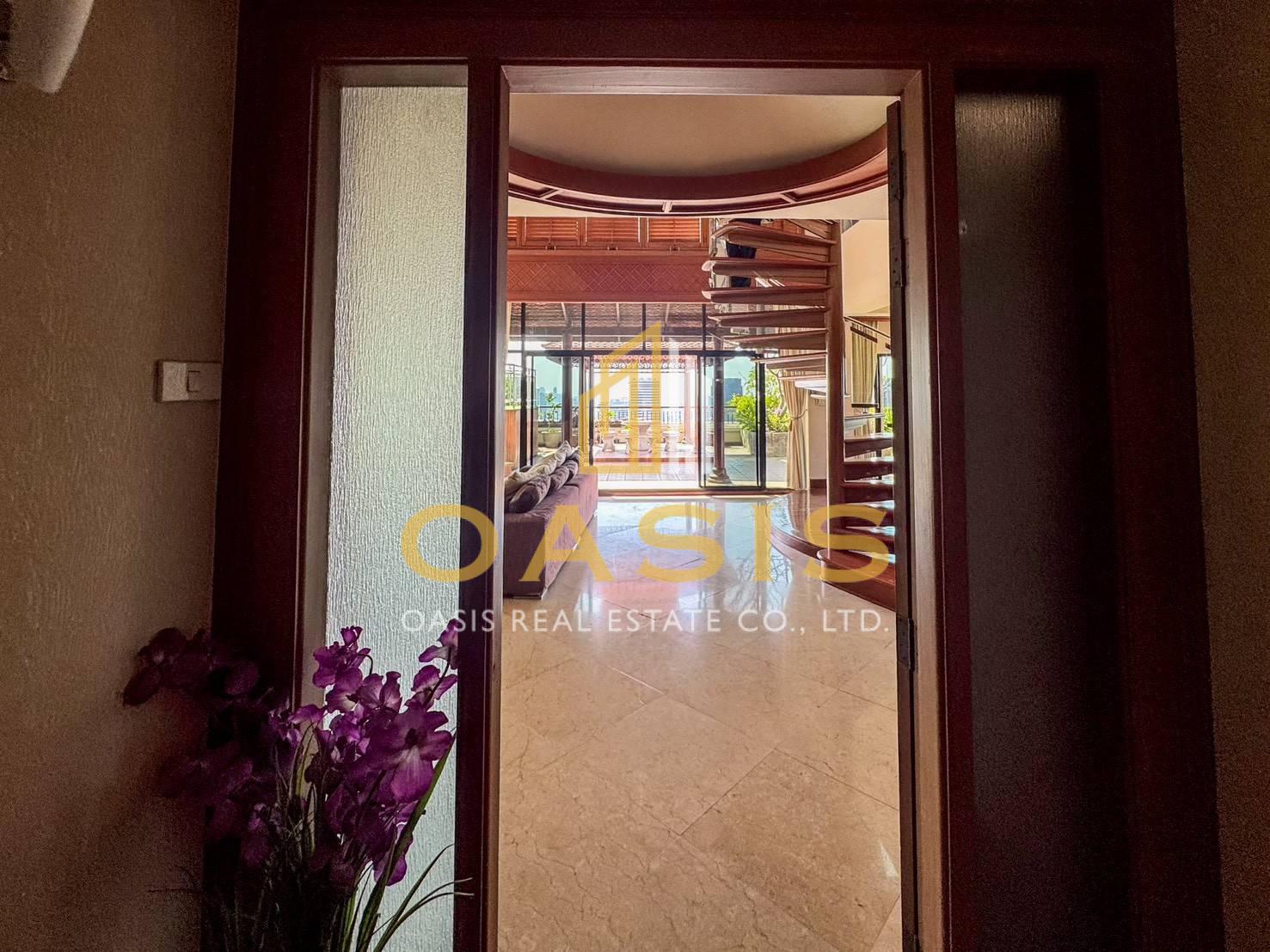 Luxury High-Rise Condo in Ratchathewi For sale