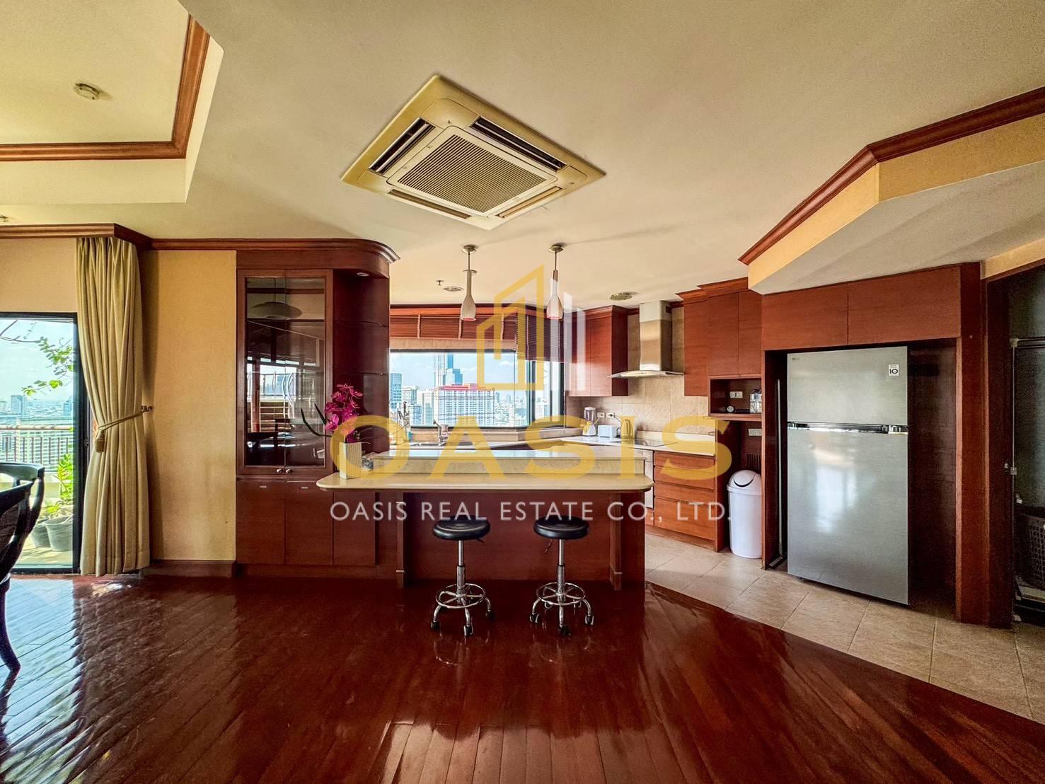 Luxury High-Rise Condo in Ratchathewi For sale