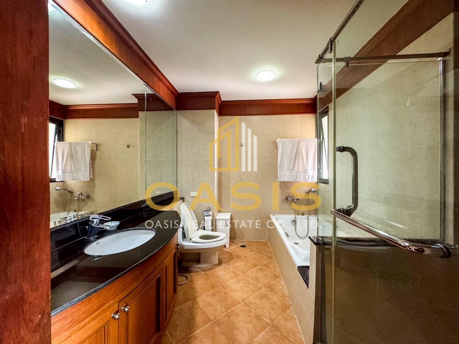 Luxury High-Rise Condo in Ratchathewi For sale