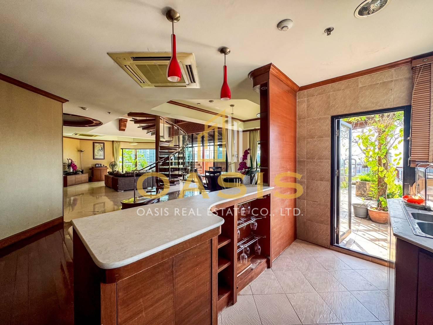 Luxury High-Rise Condo in Ratchathewi For sale