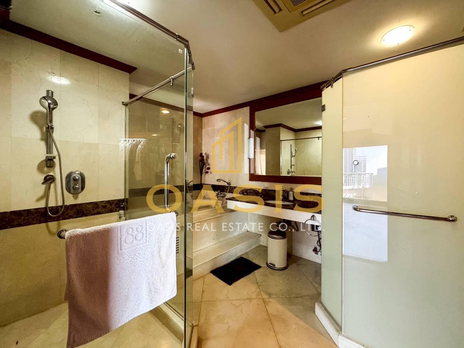 Luxury High-Rise Condo in Ratchathewi For sale